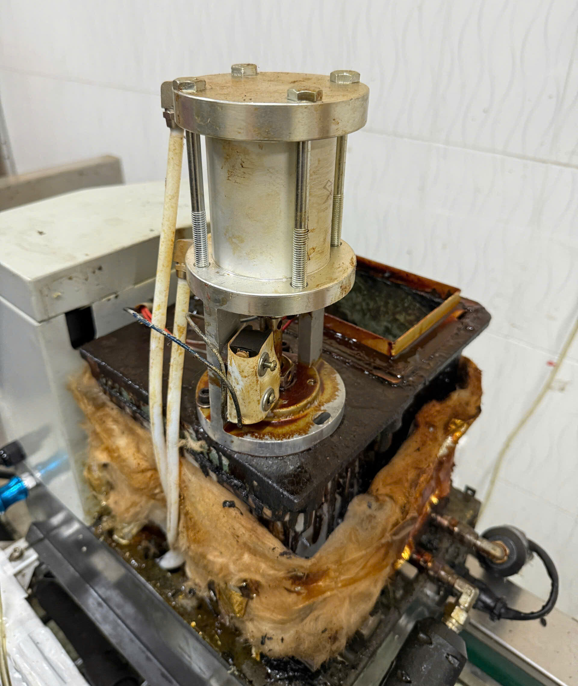 Vì sao vệ sinh máy vẫn bị nghẹt đầu phun keo?